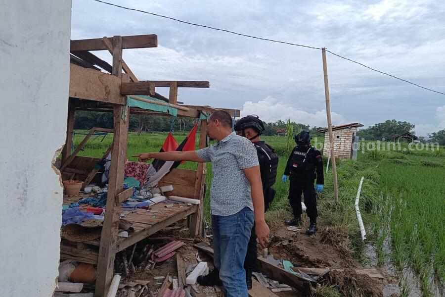 Tim gegana Polda Jatim di lokasi kejadian