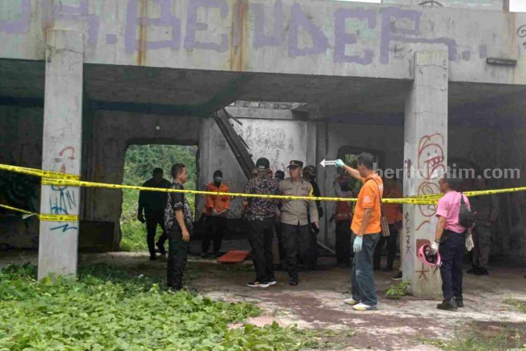 Mayat Pria Ditemukan di Rumah Kosong Gegerkan Warga Kebraon 2 Surabaya Lokasi ditemukannya mayat di bangunan kosong, Jl Kebraon 2, Surabaya, Kamis (11/1/2024). (Foto: Fitri Yuliani/beritajatim.com)