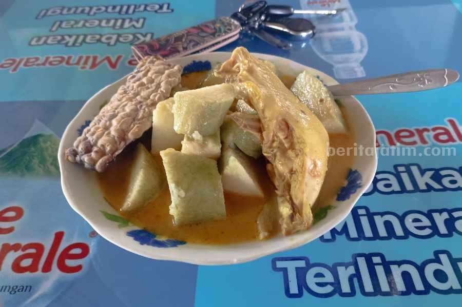 Mencecap Gurihnya Lontong Tuyuhan Legendaris Rembang lontong tuyuhan