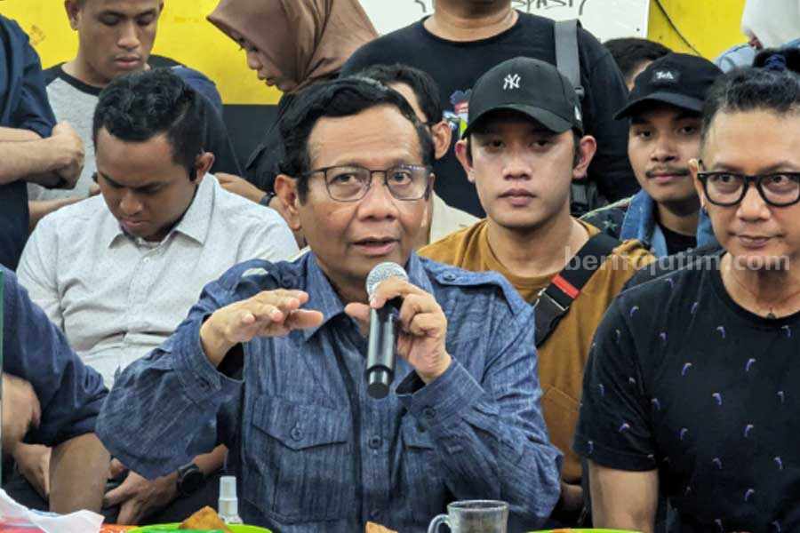 Mahfud MD saat ngopi dan dialog bertajuk 'TabrakProf' di Warkop STK, Ngagel, Surabaya, Rabu (10/1/2024).[foto/ademasrio].