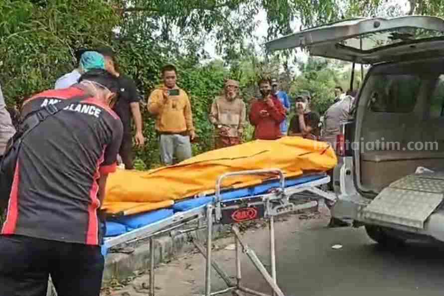 Evakuasi penemuan mayat di sebuah rawa (Foto: Zamachsari/beritajatim.com)