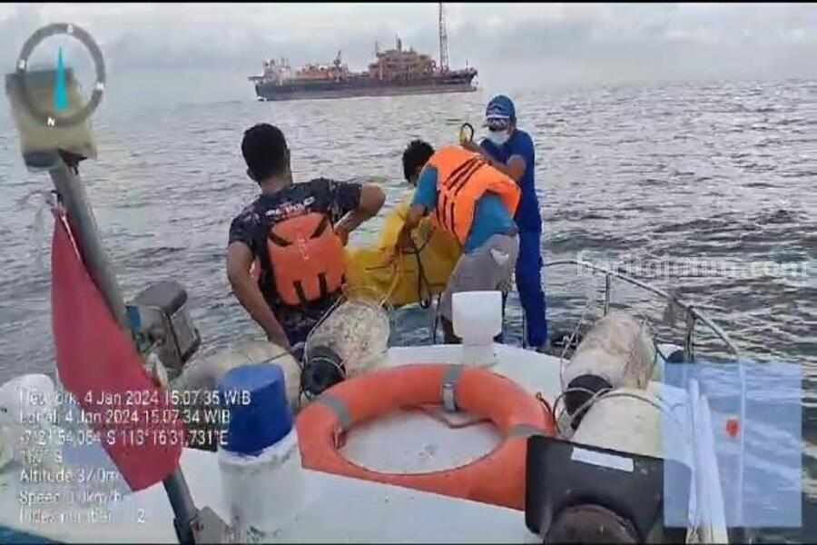 Evakuasi mayat mengapung di perairan Pulau Mandangin (Foto: Zamachsari/beritajatim.com)