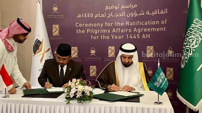 Menag saat menandatangani Ta'limatul Hajj di Jeddah, Arab Saudi pada Senin (8/1/2024) kemarin. [Foto: Kemenag.go.id]
