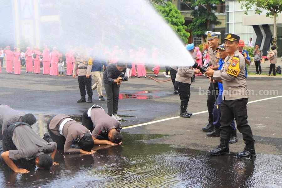 Kasat Reskrim Polres Tuban & 58 Anggota Naik Pangkat, Siraman Pakai Damkar Kasat Reskrim Polres Tuban dan 58 anggota lainnya saat mendapatkan promosi kenaikan pangkat setingkat lebih tinggi dengan prosesi siraman pakai Damkar.