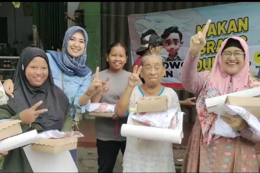 Niken Nurma Yunita membagikan makan siang gratis dan susu gratis kepada warga Blitar