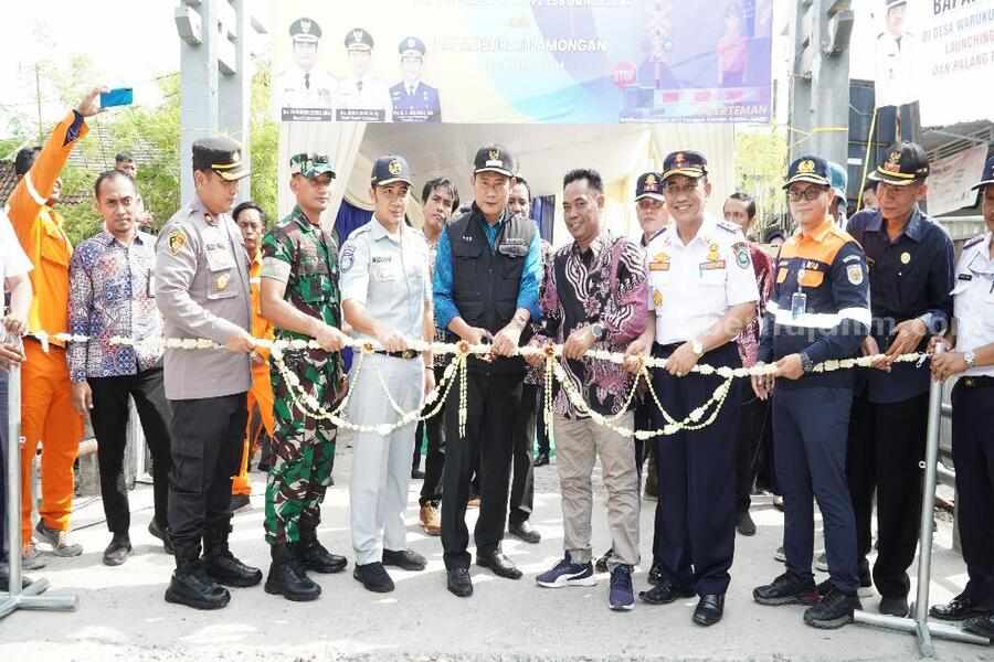 Tekan Kecelakaan di Lamongan, 2 Palang Pintu Diresmikan Peresmian dua palang pintu yang berada di perlintasan JPL 218 Warukulon, Kecamatan Pucuk dan JPL 256 Sawo, Kecamatan Babat.