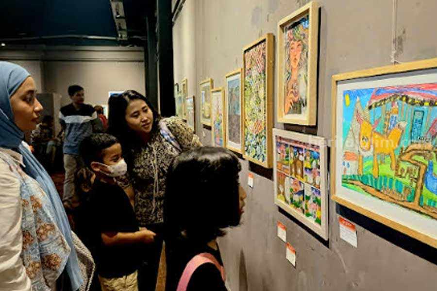 Suasana Lotus Art Courses Biennale Exhibition 2024, di Galery Dewan Kesenian Surabaya, Komplek Alun-alun Surabaya, pada Jumat-Minggu (5-7/1/2024). (Foto: Fitri Yuliani/beritajatim.com)