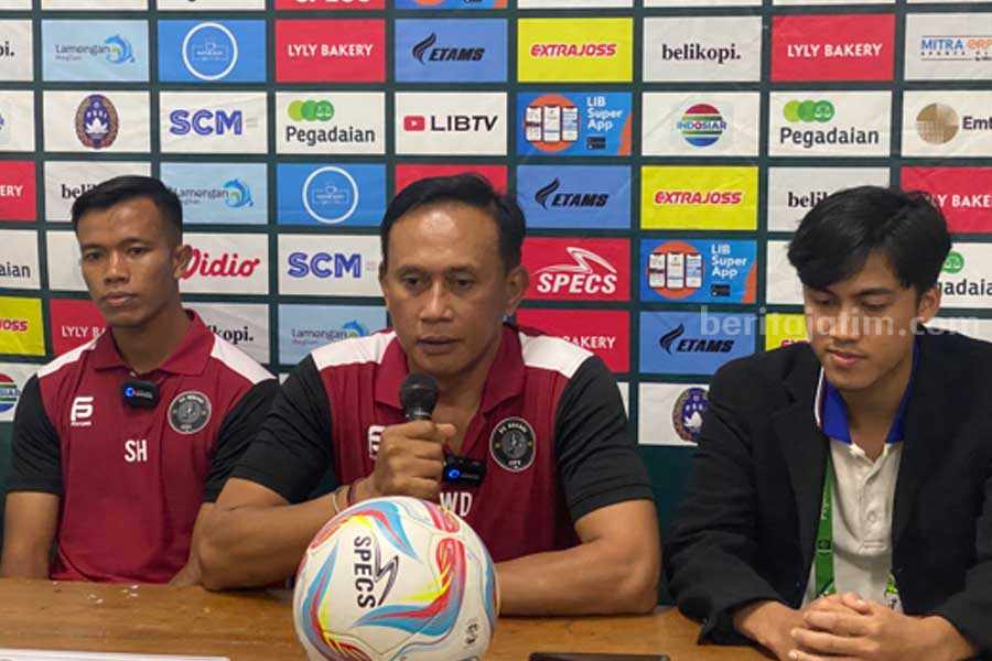 Presscon Coach FC Bekasi City dengan pemainnya di Stadion Tuban Sport Centre (TSC). [foto:Diah Ayu/beritajatim.com]