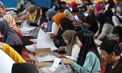 Pelipatan Surat Suara di Jombang, Cincin dan Kuku Panjang Jadi Perhatian Bawaslu foto beritajatim