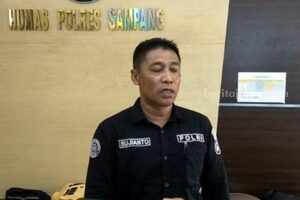 Pelaku Kasus Pembunuhan di Sampang Berkerudung dan Bawa Celurit Iptu Sujianto Kasi Humas Polres Sampang (Foto: Zamachsari/beritajatim.com)