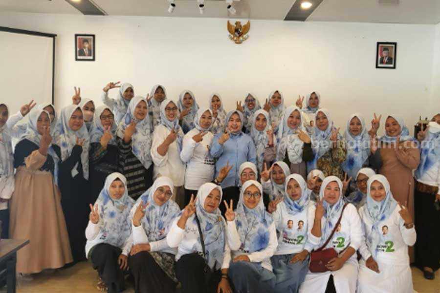 Deklarasi Pergerakan Perempuan Muda Nahdliyin (Perdana) Jawa Timur untuk Capres-Cawapres nomor urut 02, Prabowo-Gibran, di Tebing Cafe, Paciran, Lamongan.