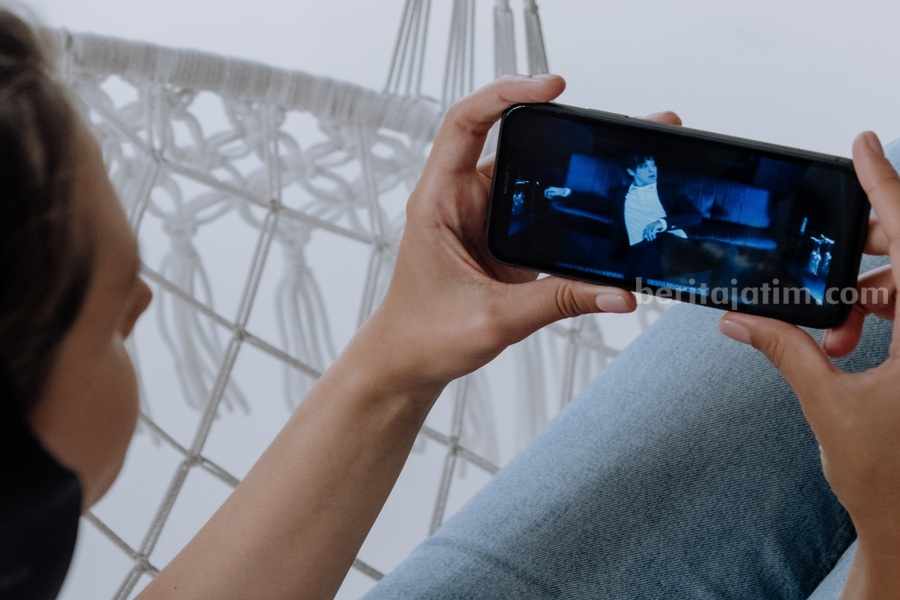 Ilustrasi unduh video musik. (Sumber foto: Pexels/cuttonbro studio)