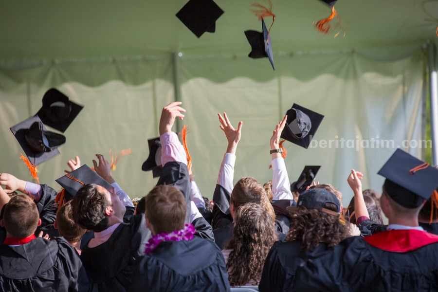 Beasiswa LPDP 2024 Dibuka 11 Januari, Simak Persyaratannya! Ilustrasi wisuda penerima beasiswa. Emily Ranquist/pexels.com