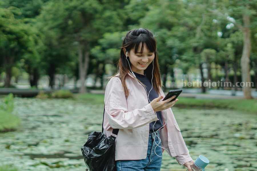 Ilustrasi mendownload lagu dari platform musik. (Sumber foto: Pexels/Zen Chung)