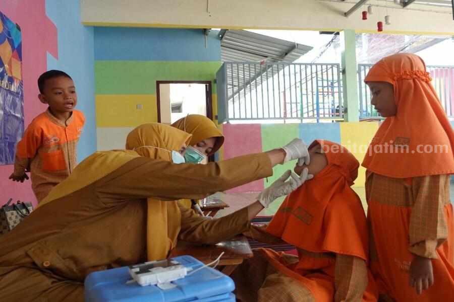 Salah satu anak di Kabupaten Tuban yang menerima vaksin Polio dari Dinkes P2KB Tuban.