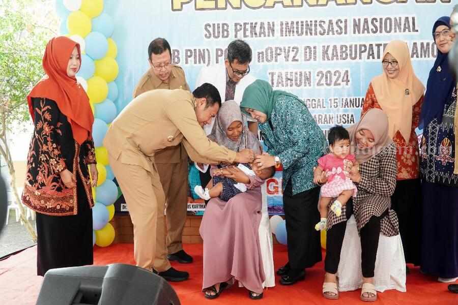 Seluruh Anak Usia 0-8 Tahun di Lamongan Wajib Imunisasi Polio Pemberian vaksin melalui Sub Pekan Imunisasi Nasional (Sub - PIN) Polio novel Oral Polio Vaccine Tipe 2 (nOPV2) yang digelar serentak di wilayah Kabupaten Lamongan.