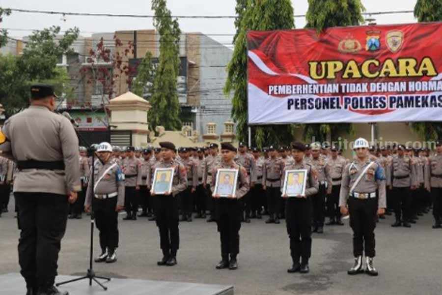 Upacara pemberhentian tiga anggota Polres Pamekasan.