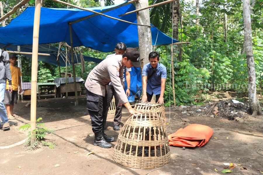 Polres Blitar Kota menggerebek arena sabung ayam.