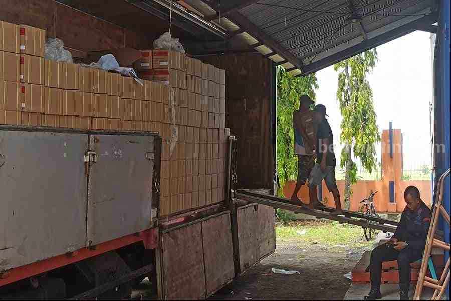 Petugas masih melakukan penurunan kardus yang berisi surat suara untuk DPD. (Foto/Endra Dwiono/Beritajatim.com)