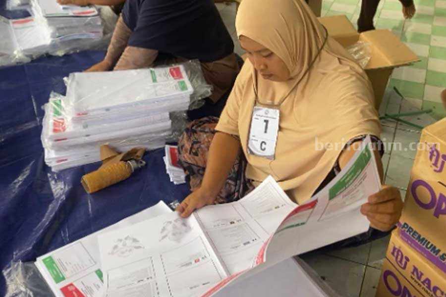 Petugas sortir lipat surat suara. [Foto:Diah Ayu/beritajatim.com]