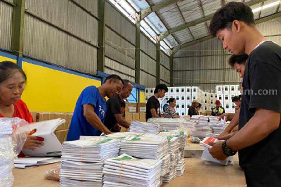 Proses sortir surat suara di KPU Kabupaten Malang.