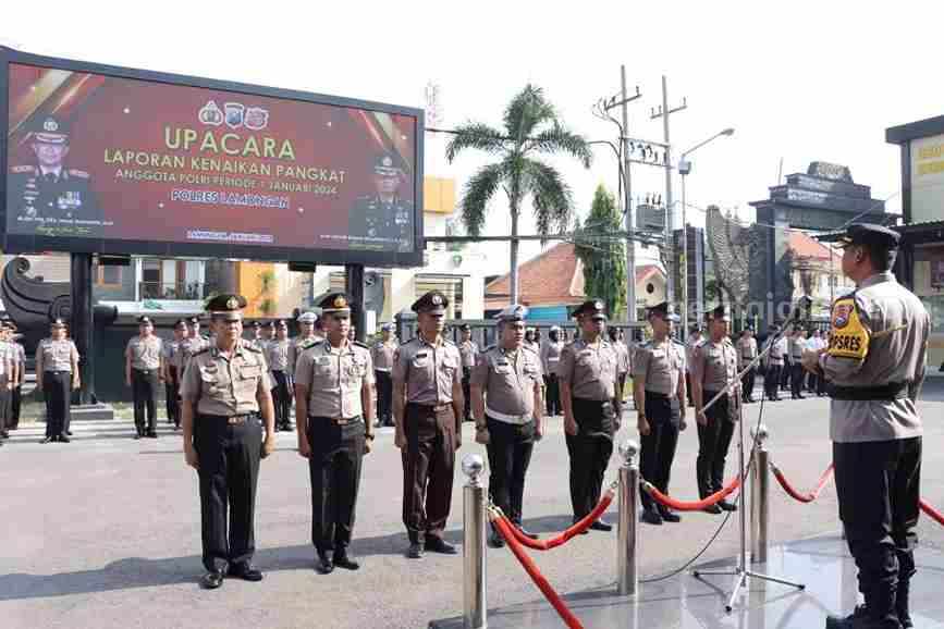 56 Personel Polres Lamongan Naik Pangkat per 1 Januari 2024 Upacara Kenaikan Pangkat yang dipimpin langsung oleh Kapolres Lamongan AKBP Yakhob Silvana Delareskha, di halaman Mapolres Lamongan.