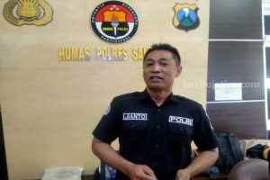 Terduga Pelaku Pembunuhan di Sampang Ditangkap Iptu Sujianto Kasi Humas Polres Sampang (Foto: Zamachsari/beritajatim.com)