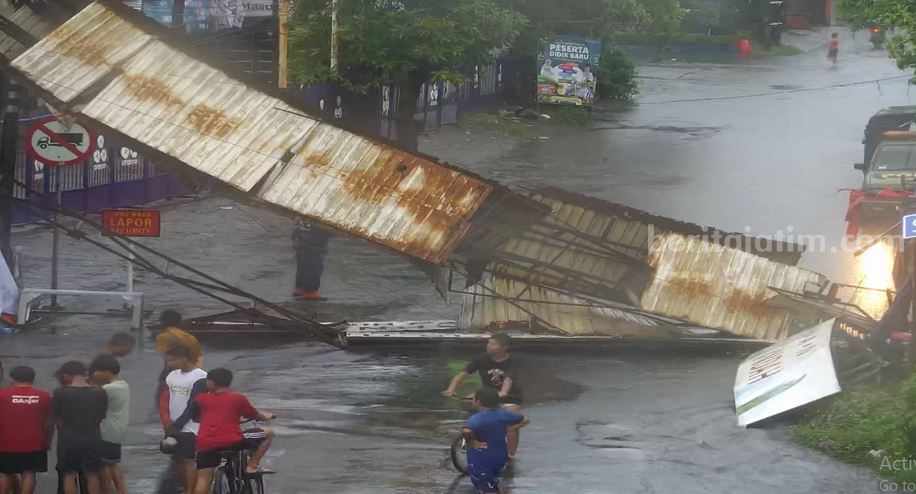 Hujan Deras, Gapura di Surabaya Ambruk Foto Berita Jatim