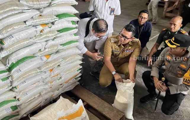 Stok Beras Premium di Ritel Modern Mojokerto Kosong, Pj Wali Kota Sidak Bulog Foto Berita Jatim