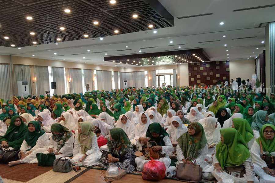 Gerilya Tiap Rumah, Emak-emak Pendukung AMIN Juga Ketuk Pintu Langit Foto Berita Jatim