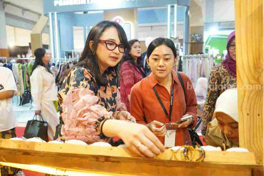 Ikuti Inacraft 2024, Mbak Cicha Dorong Pengembangan Craft Kabupaten Kediri Foto Berita Jatim