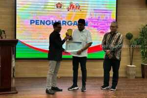 PWI Sumenep Nobatkan Bupati sebagai Tokoh Peduli Layanan Kesehatan Masyarakat Foto Berita Jatim