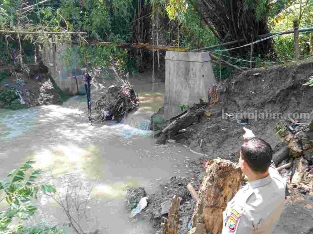 Dua Titik Bantaran Sungai di Padangan Bojonegoro Longsor Foto Berita Jatim