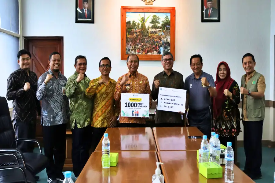 ASTRA Tol Jombang-Mojokerto Bersama Pemerintah Kabupaten Jombang Serahkan 1000 Paket Sembako pada Masyarakat Foto Berita Jatim