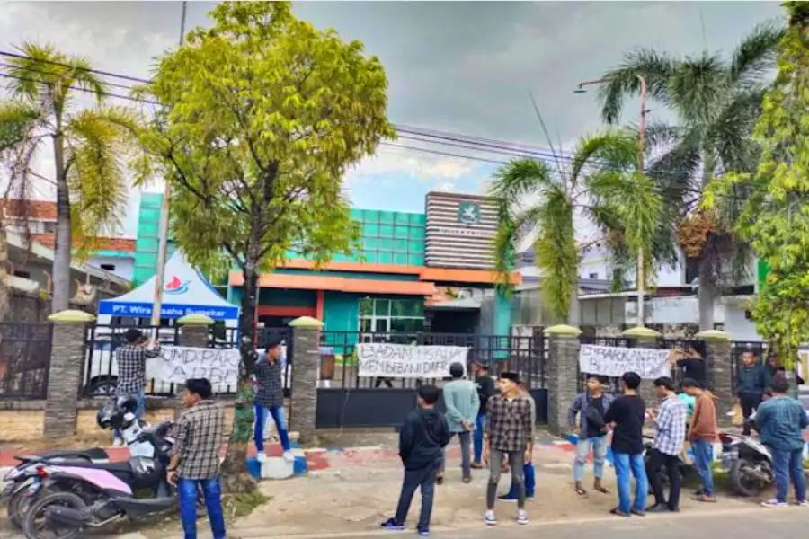 Dinilai Jadi Parasit APBD, ‘Pusaka’ Segel Kantor Dua BUMD Sumenep Foto Berita Jatim