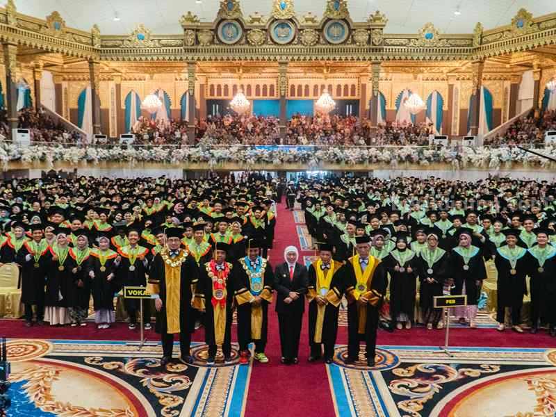 Unesa Kukuhkan 1.380 Wisudawan, Khofifah Ikut Beri Penguatan Foto Berita Jatim