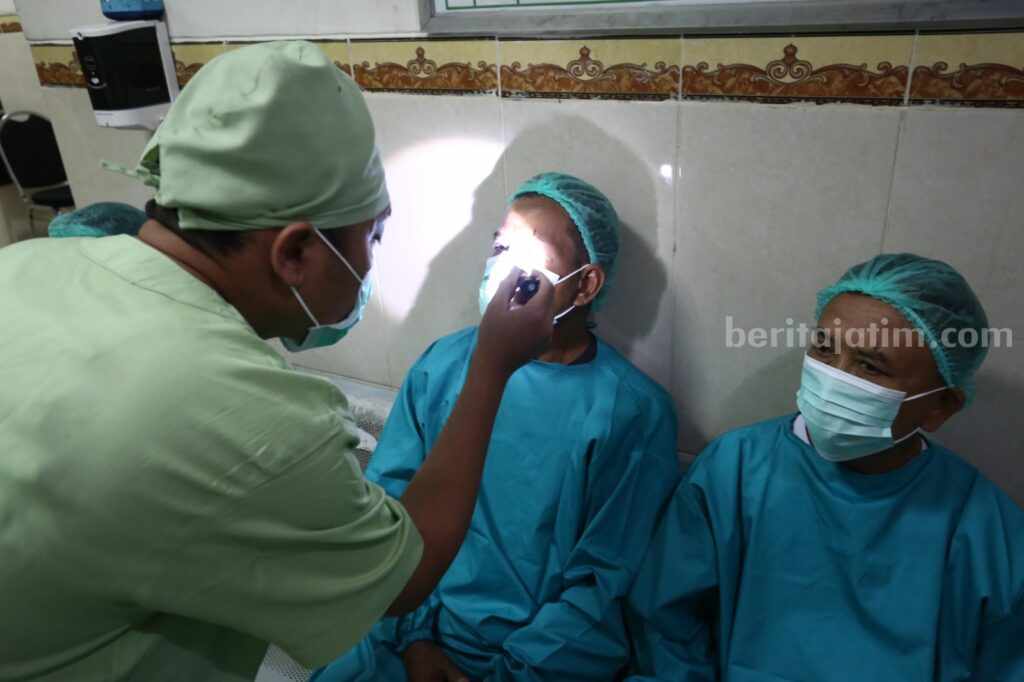Nasabah dan Keluarga Bank Mandiri Taspen Dapatkan Akses Operasi Katarak Gratis di RS Husada Prima Foto Berita Jatim