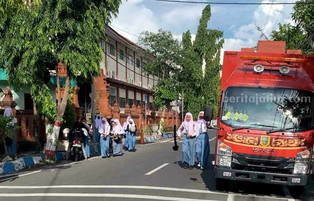Tingkatkan Partisipasi Pemilih Gen Z di Mojokerto, Mobil Ledang Sambang Sekolah Foto Berita Jatim