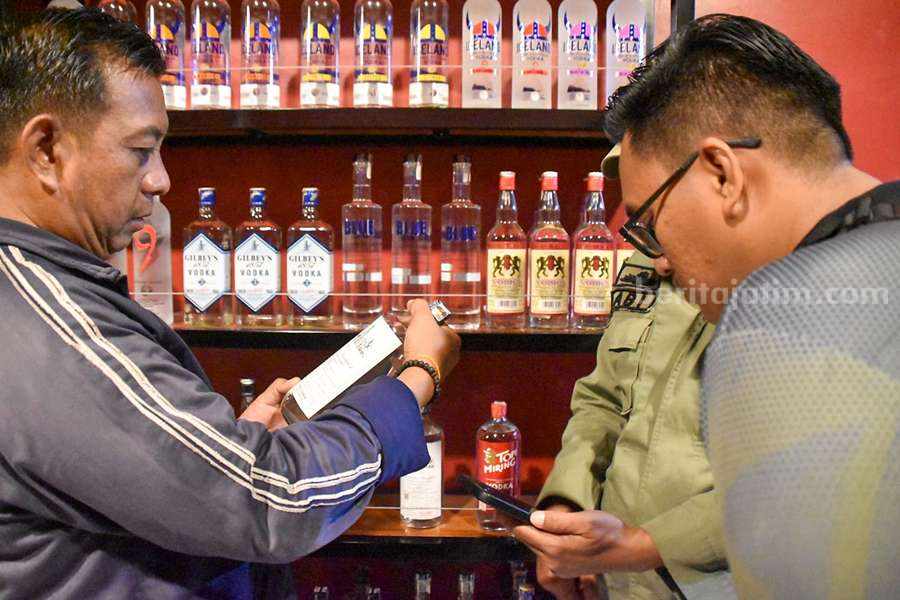 Sebulan, Satpol PP Surabaya Gerebek 9 Toko Miras Foto Berita Jatim