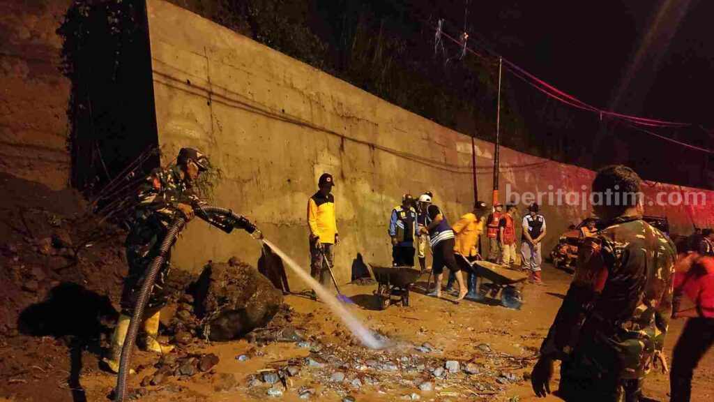 Jalan Penghubung Pacet-Trawas Mojokerto Tertutup Longsor Foto Berita Jatim