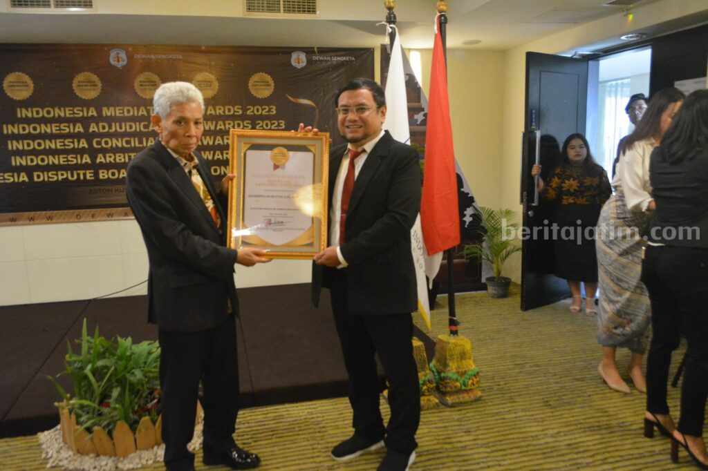 Ketua DSI Jatim Terima Penghargaan Sebagai Mediator Terbaik dari Mahkamah Agung Foto Berita Jatim
