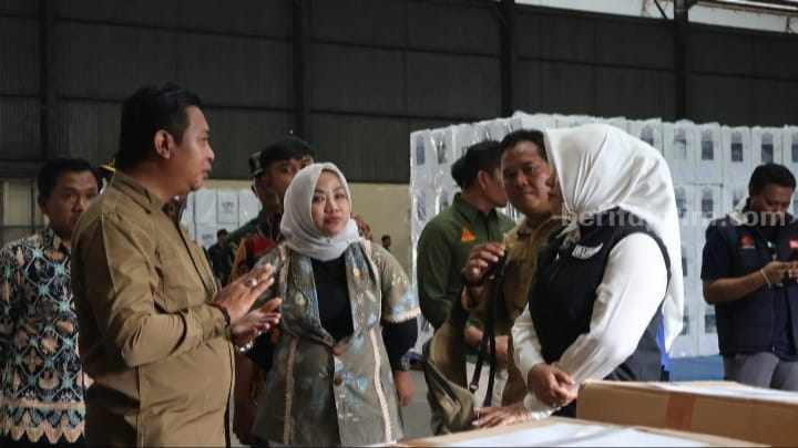 Antisipasi Bongkar Muat Saat Hujan, KPU Kabupaten Mojokerto Distribusi Logistik Pagi Hari Foto Berita Jatim