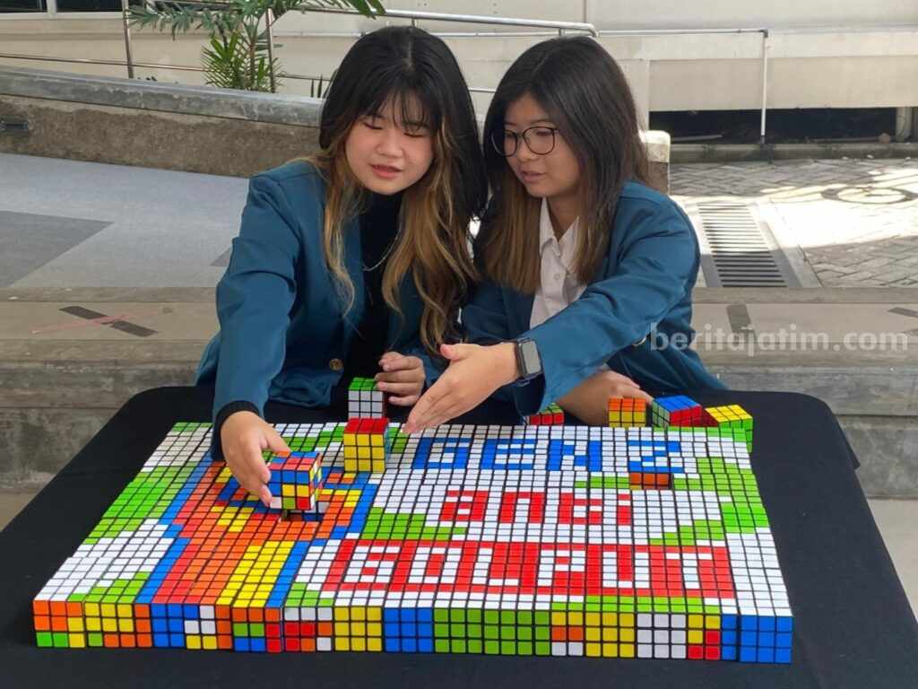 Pakai Ratusan Rubik, Dua Mahasiswa Ubaya Ajak Gen Z Tak Golput di Pemilu 2024 Foto Berita Jatim