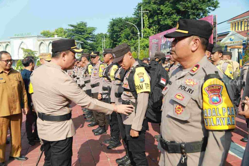 Kapolres Gresik Pimpin Apel Pengamanan TPS Pemilu 2024 Foto Berita Jatim