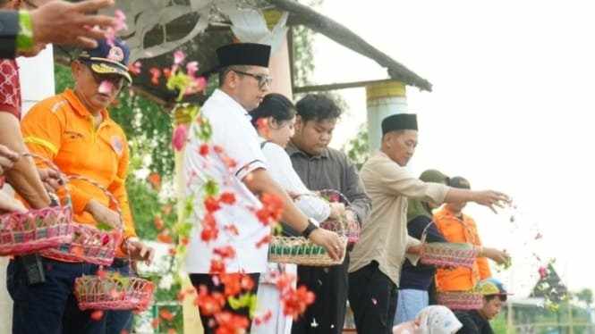 Pencarian Korban Terseret Arus di Mojokerto Dihentikan, Pj Wali Kota Salat Gaib dan Tabur Bunga Foto Berita Jatim