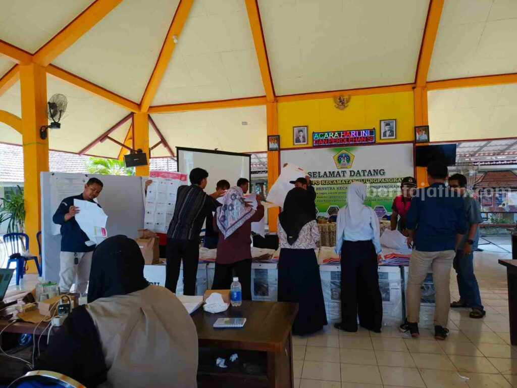 Belasan TPS di Gresik Dapat Rekomendasi Penghitungan Ulang Foto Berita Jatim