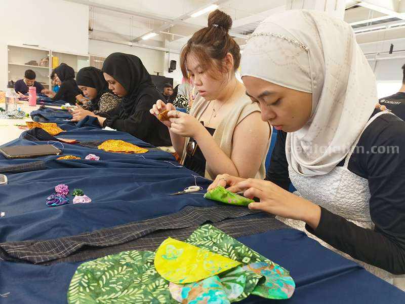 60 Mahasiswa Asia Kenali Produk Fashion Zero Waste di UK Petra Surabaya Foto Berita Jatim