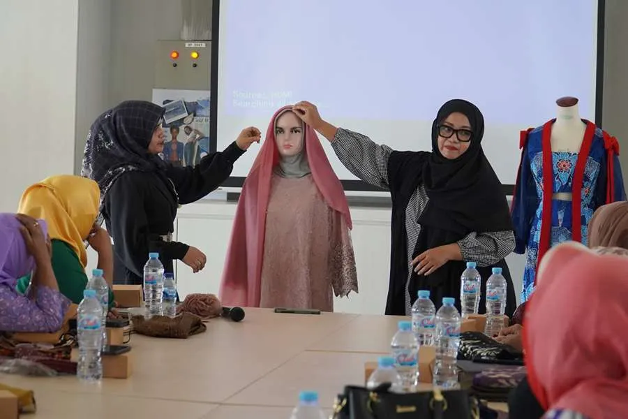 Ibu-ibu PKK di Surabaya Belajar Style Busana Muslim di Kampus Petra Foto Berita Jatim
