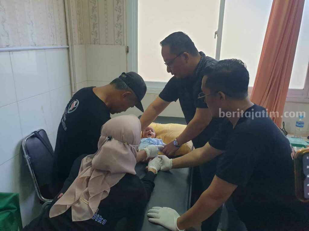 Bayi Berusia 25 Hari Ikut Khitan Massal Gratis di RS Fathma Medika Gresik Foto Berita Jatim