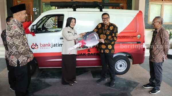 Bank Jatim Dukung Kemajuan Daerah, Bantu Mobil Pajak dan Rehabilitasi Stadion Foto Berita Jatim
